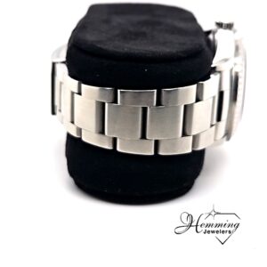 Right side view of the Rolex Datejust 36 case and Oyster bracelet.